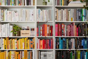 Bücherregal